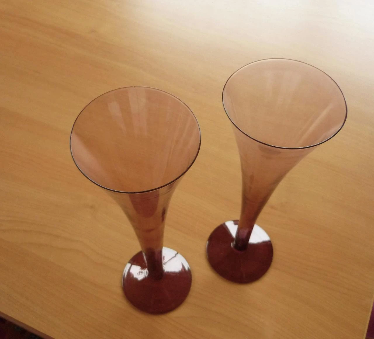 Conjunto de 2 copas de champán de color púrpura-rosa de forma alta, 25x8 cm, en caja – photo 2